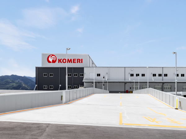 建物2階にトラックが乗り入れ輸入コンテナを荷卸し