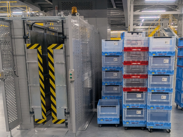 オリコン（折り畳みコンテナ）自動段積み機