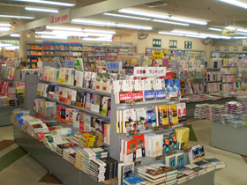 コメリ書房　三条店店内風景