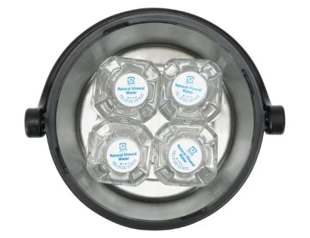 500mlのペットボトルが4本立てて持ち運べるサイズ。