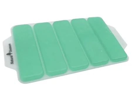 折り畳む、巻き付けるなど形状を変えて使える保冷剤。