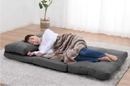 ヘッド部分を折り返せば枕になります。