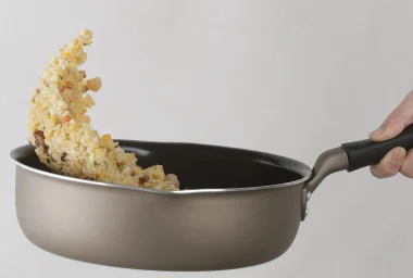 油ハネ・具材の飛び出しを防ぐ「深さ7～8cm」の万能深型設計